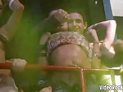 Pornó videó vonzó ri ...