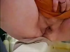 Egy fiatal lány, bar ...