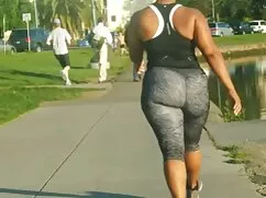 Jó srác, nyalogatja  ...