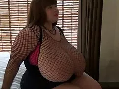 Egy lány, barna haj, ...