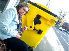 Egy fiatal lány, bar ...