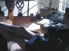 Egy lány, barna haj, ...