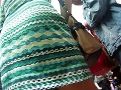 Egy lány barna hajú  ...