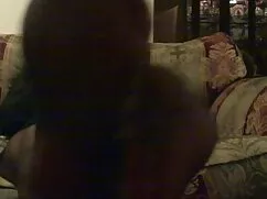 Egy férfi sétál a sa ...